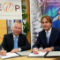 Helge-Uve Braun (l.), Technischer Geschäftsführer der SWM, und Helmut Mangold, Geschäftsführer IEP, unterzeichnen die Absichtserklärung. 
