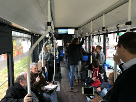 Mitglieder des Koblenzer Stadtrats und Journalisten waren mit dem E-Bus durch Koblenz unterwegs.