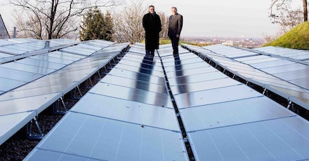 Neue Energiequelle über den Dächern Bonns: Stadtwerke Bonn nehmen neue Photovoltaikanlage in Betrieb. 