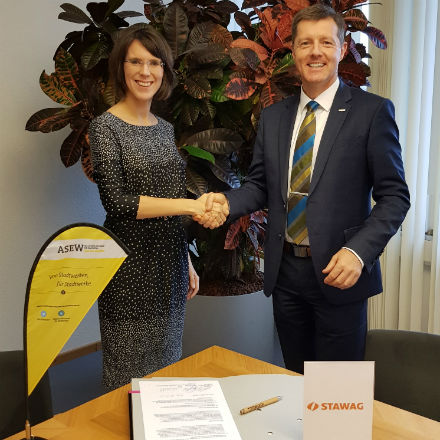 Kooperation vereinbart: ASEW-Geschäftsführerin Daniela Wallikewitz und STAWAG-Vertriebsleiter Andreas Maul unterzeichnen den Vertrag, der die Grundlagen für die Entwicklung von frieda legt.