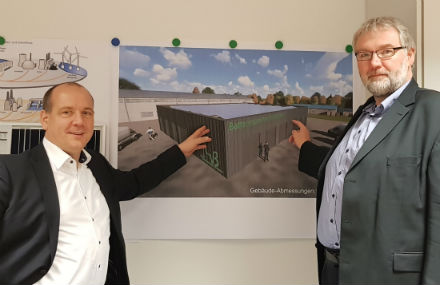 Frank Günther (l.), Geschäftsführer der VBB, und Matthias Leuthold, Leiter Energiespeicher bei RES Deutschland, vor der Visualisierung des geplanten Batteriespeichers.