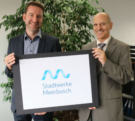 Geschäftsführer Albert Lopez (r.) und Vertriebschef Mario Sagner präsentieren das neue Logo der Stadtwerke Meerbusch.