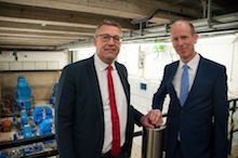 Dirk Waider (r.), Vorstand von Gelsenwasser, und Frank Thiel, Geschäftsführer der Stadtwerke Bochum, nehmen das modernisierte Wasserkraftwerk in Betrieb.