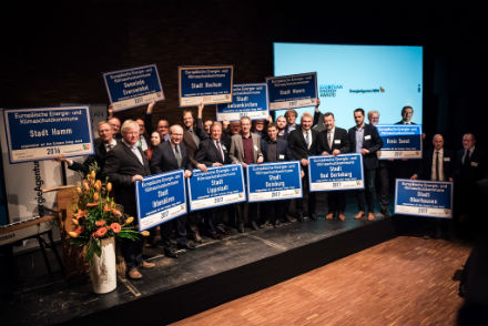 Gruppenfoto der mit dem European Energy Award 2017 ausgezeichneten Kommunen mit NRW-Wirtschaftsminister Professor Andreas Pinkwart.
