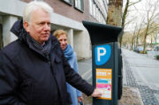 Dortmunds Oberbürgermeister Ullrich Sierau bringt mit Tiefbauamtsleiterin Sylvia Uehlendahl die erste Plakette zum Handyparken an.