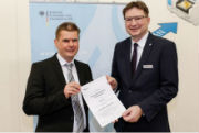 Thomas Gast, Fachbereichsleiter beim BSI (l.), überreicht Dr. Volker Kruschinski, Vorstandsvorsitzender der Schleupen AG, auf der E-world 2018 das Zertifizierungsschreiben zum Sub-CA.