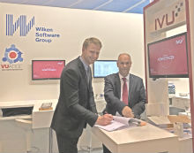 Vertragsunterzeichnung auf der E-world 2018: Wilken und IVU verlängern ihre Partnerschaft.