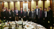 Die Geschäftsführung und Mitglieder des Aufsichtsrats der Stadtwerke Dinslaken mit dem Vorsitzenden der Industrie- und Handelskammer der Provinz Jiangsu und ihrem Kooperationspartner.