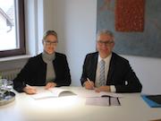 Sabrina Eisele, Bürgermeisterin der Gemeinde Marxzell und Dr. Christoph Schnaudigel, Landrat des Kreises Karlsruhe, unterzeichnen die 115-Charta.