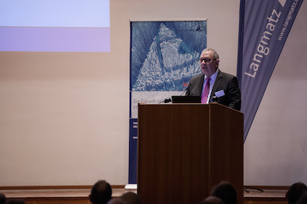 Stephan Wulf, Vorsitzender der Geschäftsführung von Langmatz, begrüßt über 400 Teilnehmer zum 7. Breitband-Symposium.
