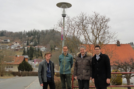 Schönbergs Bürgermeister Martin Pichler (rechts) macht sich ein Bild vom Erfolg der LED-Umrüstung. 