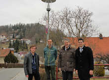 Schönbergs Bürgermeister Martin Pichler (rechts) macht sich ein Bild vom Erfolg der LED-Umrüstung. 