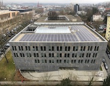 Auf dem Dach eines Erweiterungsbaus des hessischen Finanzministeriums wurde eine über 400 Quadratmeter große Solaranlage installiert.