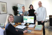 Julia Mockenhaupt, Stefanie Gowik und Andree Schneider (hinten v.l.) präsentieren Bürgermeisterin Christa Schuppler die neue Wilnsdorfer Website. 
