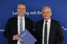 Der Mainova-Vorstandsvorsitzende Dr. Constantin H. Alsheimer (l.) und Mainova-Vorstandsmitglied Norbert Breidenbach präsentieren den aktuellen Geschäftsbericht 2017.