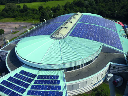 Die Photovoltaikanlage auf der August-Schärttner-Halle in Hanau ist mit 406,5 Kilowatt Leistung die größte auf einem öffentlichen Gebäude im Main-Kinzig-Kreis.