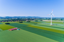 Die Landesregierung Schleswig-Holsteins will die Abstände zwischen Windkraftanlagen und Siedlungen vergrößern.