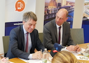 Oberbürgermeister Albrecht Schröter (l.) und Minister Wolfgang Tiefensee stellen Acht-Punkte-Strategie für die Smart City Jena vor.