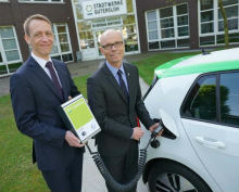 Vertriebsleiter Gunnar Gühlstorf (l.) und Thomas Primon, Leiter Energiewirtschaft bei den Stadtwerken Gütersloh, stellten das neue Produktpaket GT-Ladebox vor.