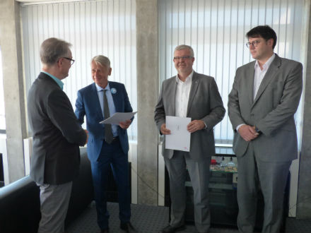 Kaiserslauterns OB überreicht Ernennungsurkunden an CUO und CDO.