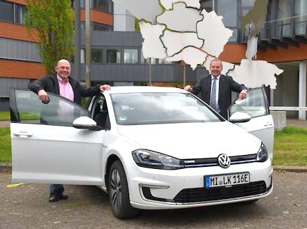 Landrat Dr. Ralf Niermann (rechts) und Frank Breitenfeld mit einem der neuen Elektroautos des Kreises Minden-Lübbecke.