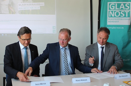neu-medianet Geschäftsführer Ingo Meyer, Landrat Heiko Kärger und Geschäftsführer Olf Häusler (v.l.) unterzeichnen den Vertrag für den Breitband-Ausbau.