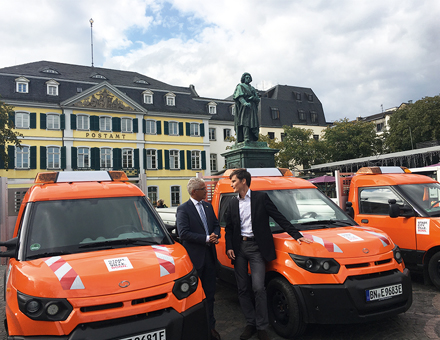 Bonns Oberbürgermeister Ashok Sridharan (l.) und StreetScooter-Geschäftsführer Achim Kampker bei der Übergabe der Fahrzeuge an das Grünflächenamt.