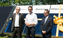 Vattenfall-Wärme-Vorstand Gunther Müller, Projektleiter Edgar Scheider und Bezirksbürgermeister Oliver Igel (v.l.) nehmen die neue Solarthermie-Anlage in Köpenick in Betrieb.