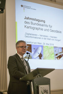 BKG-Präsident Professor Hansjörg Kutterer eröffnet die Jahrestagung unter dem Motto „Digitalisieren – Vernetzen – Handeln: Geoinformationen in der Welt von morgen“.
