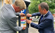 In Hameln können Parkplätze künftig auch digital bezahlt werden – die Parkscheinautomaten werben dafür.
