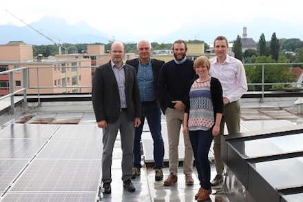 Das Rosenheimer Landratsamt hat bereits eine Photovoltaikanlage auf dem Dach. Mit einem Solarkataster können die Bürger nun ihr eigenes Dach bewerten lassen.