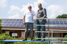 Freibad-Vereinsvorsitzender Helmut Wisniewski (l.) und Bürgermeister Bernd Romanski im Freibad von Hamminkeln, wo die Zusammenarbeit in Sachen Energiewende begann.
