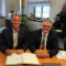 Olaf Kaspryk (l.) und Oberbürgermeister Hans Jürgen Pütsch unterzeichnen die Vertragsverlängerung für den star.Energiewerke-Chef.