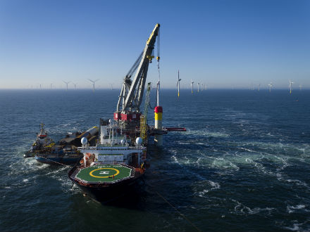 Erster Rammschlag auf See: Der Bau des Trianel Windparks Borkum II ist gestartet.