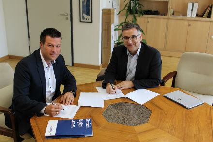 AixConcept-Geschäftsführer Thomas Jordans (l.) und Uwe Bettscheider, Schulleiter des Ritzefeld-Gymnasiums der Stadt Stolberg, unterschreiben den Kooperationsvertrag.