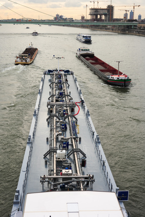 Öltanker auf dem Rhein: In Deutschland verringern sich durch die Energiewende die Ausgaben für fossile Energieträger deutlich.