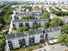 Mainova pachtet die Dachflächen zur Errichtung der PV-Mieterstromanlagen auf den Mehrfamilienhäusern, plant, installiert, finanziert und betreibt sie.