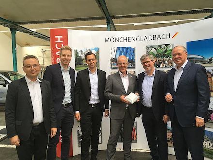Mönchengladbachs Oberbürgermeister Hans Wilhelm Reiners und die städtischen Projektpartner MGMG und WFMG informieren sich bei The Cloud Networks über das Projekt Wifi MG.