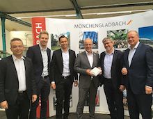 Mönchengladbachs Oberbürgermeister Hans Wilhelm Reiners und die städtischen Projektpartner MGMG und WFMG informieren sich bei The Cloud Networks über das Projekt Wifi MG.