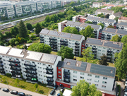 Mainova hat in Frankfurt am Main rund 150 Photovoltaikanlagen mit einer Gesamtleistung von 2,5 Megawatt auf Dächern von Mehrfamilienhäusern installiert.