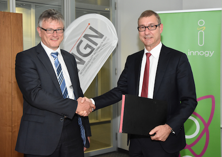 NGN-Geschäftsführer Christof Epe (links) und Dr. Michael Schmidt, Geschäftsführer innogy Metering, vereinbaren Zusammenarbeit.