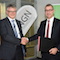NGN-Geschäftsführer Christof Epe (links) und Dr. Michael Schmidt, Geschäftsführer innogy Metering, vereinbaren Zusammenarbeit.
