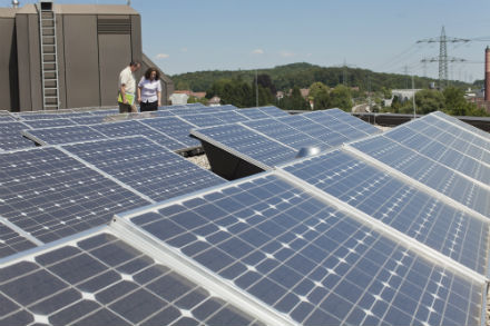 Kommunaler Klimaschutz: Photovoltaikanlage auf einem Schuldach.