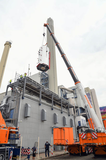 Ludwigshafen: Der neue Heizwasserkessel wird durch das Dach des Fernheizkraftwerks eingehoben.