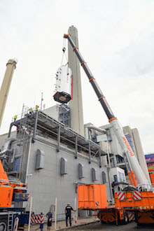 Ludwigshafen: Der neue Heizwasserkessel wird durch das Dach des Fernheizkraftwerks eingehoben.
