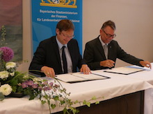 Bayerns Finanz- und Heimatstaatssekretär Hans Reichhart (l.) und Thüringens Finanzstaatssekretär und CIO Hartmut Schubert vereinbaren eine enge Kooperation im IT-Bereich.