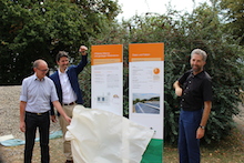 Zwei Info-Tafeln geben Auskunft über die Eckdaten des großen Sanierungs- und Energieversorgungsprojekts im Tübinger Ortsteil Hirschau.
