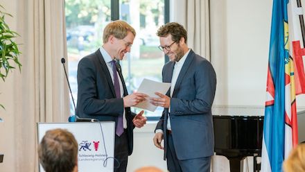 Ministerpräsident Daniel Günther (l.) überreicht Jan Philipp Albrecht die Ernennungsurkunde zum Umwelt- und Digitalisierungsminister Schleswig-Holsteins.
