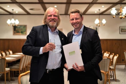 Präsentieren den Liefervertrag: Reinhard Christiansen vom Bürgerwindpark Ellhöft (links) und Nils Müller von Greenpeace Energy.