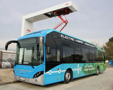 Hybrid-Bus der Göttinger Verkehrsbetriebe wird auf dem Betriebshof geladen.